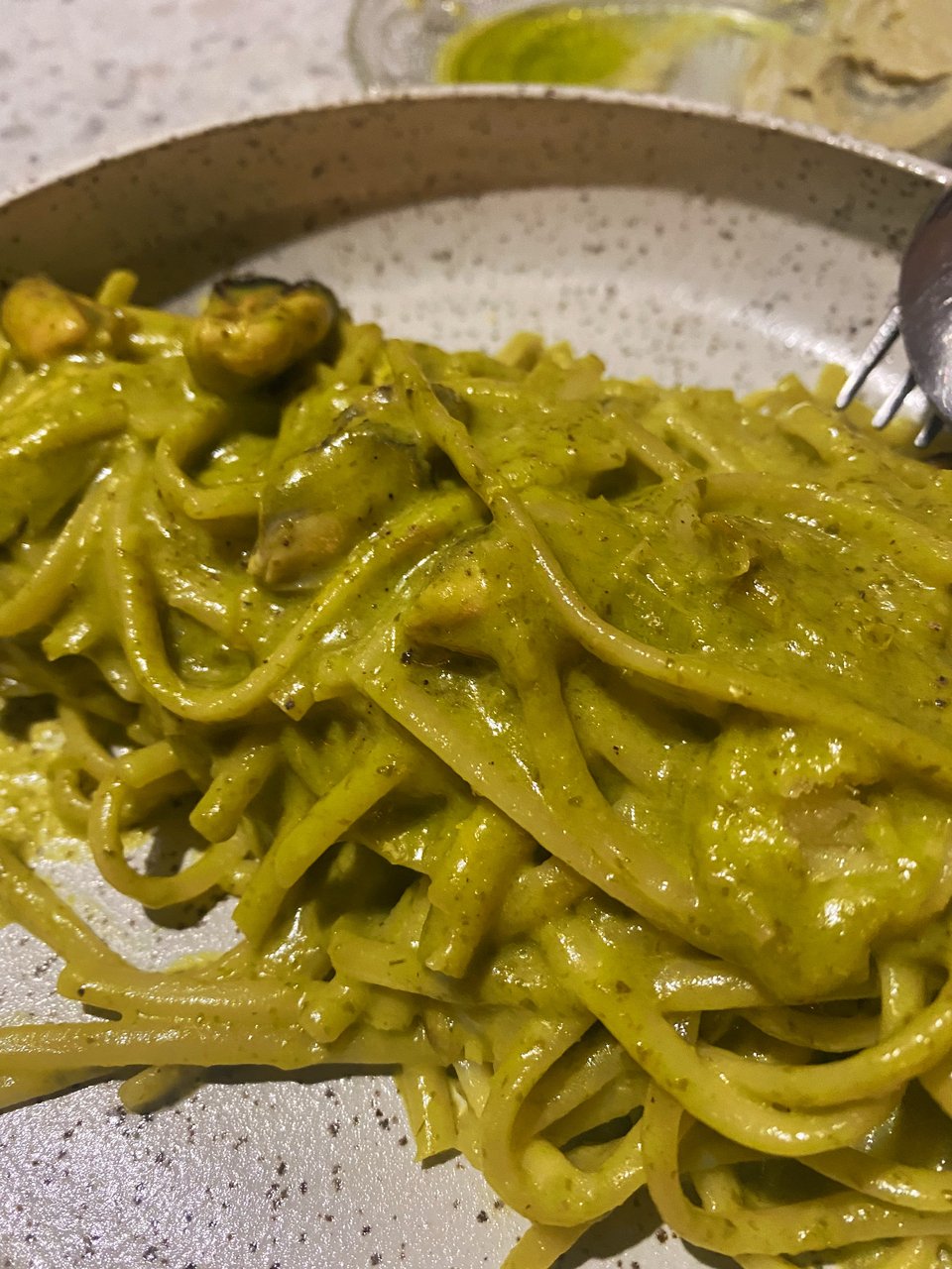 Λιγκουίνι με μια καταπλητική πέστο από άγριο σκόρδο. 