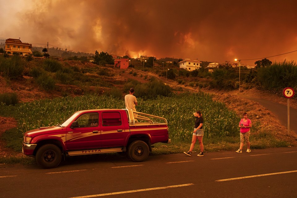 Οι πυροσβέστες προσπαθούν σήμερα να σταθεροποιήσουν τα μέτωπα της τεράστιας πυρκαγιάς που κατέκαψε δάση στο ισπανικό νησί Τενερίφη για έξι ημέρες
