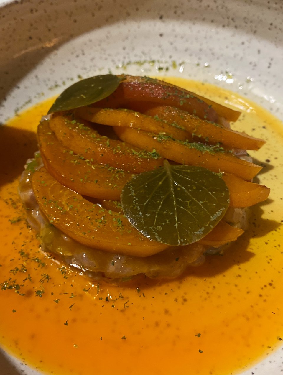 Ταρτάρ ψαριού ημέρας με βερύκοκο. 