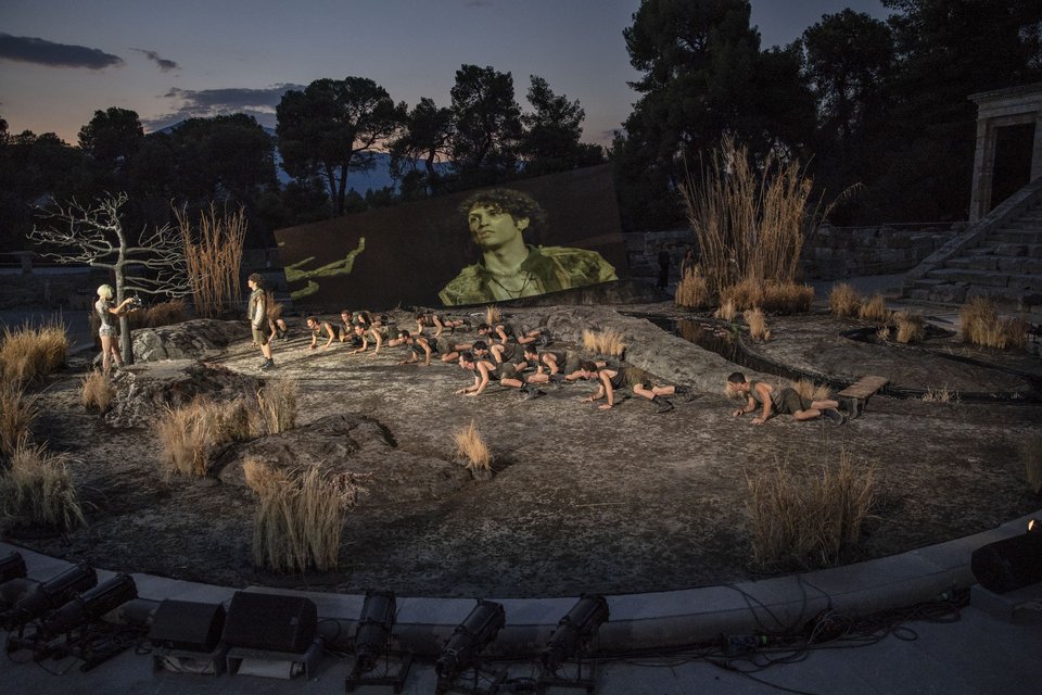 Στην παράσταση η Αφροδίτη κρατώντας μία κάμερα κινηματογραφεί και αναμεταδίδει ζωντανά σε μονοπλάνο όλη τη δράση,