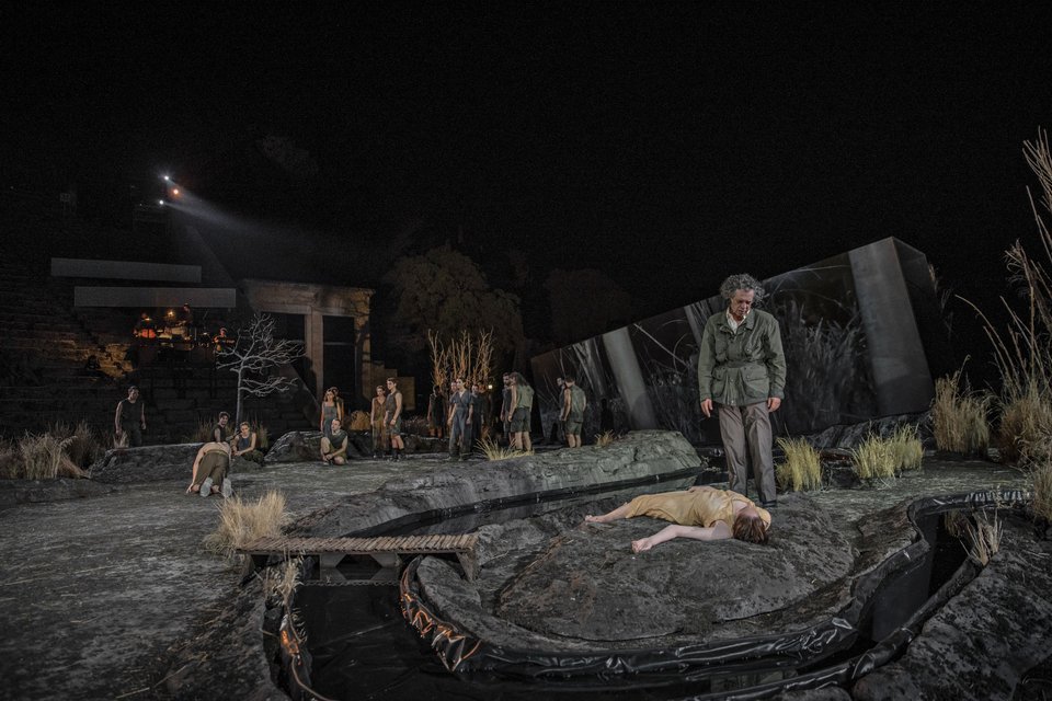 Το σκηνικό της παράστασης, ένα βαλτώδες δυστοπικό τοπίο με αγρωστώδη φυτά και νερό