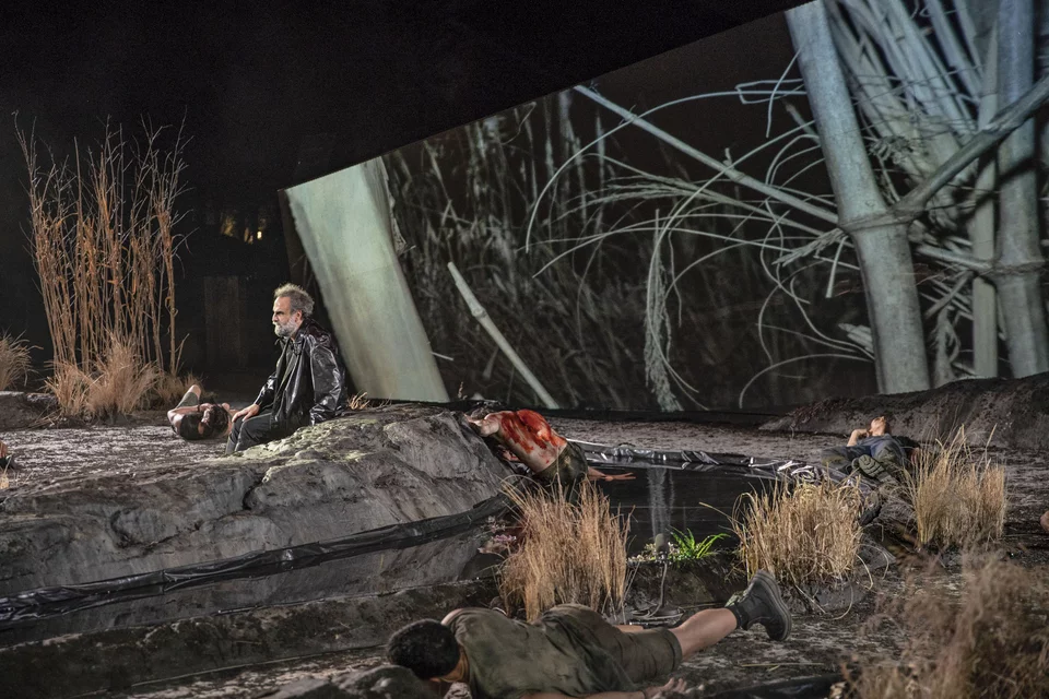 Ο θίασος κινείται σε όλη την έκταση του Θεάτρου