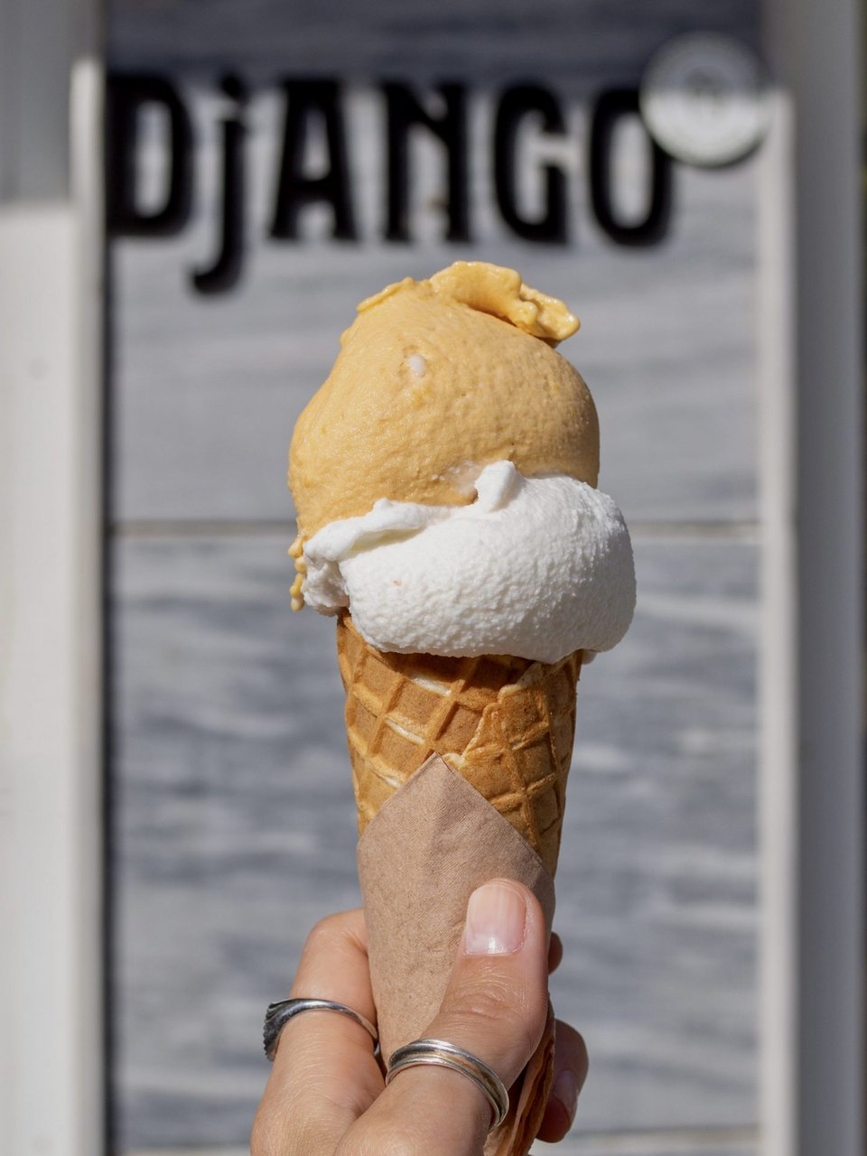Για παγωτό στο Django / Φωτογραφία: surtuko.gr