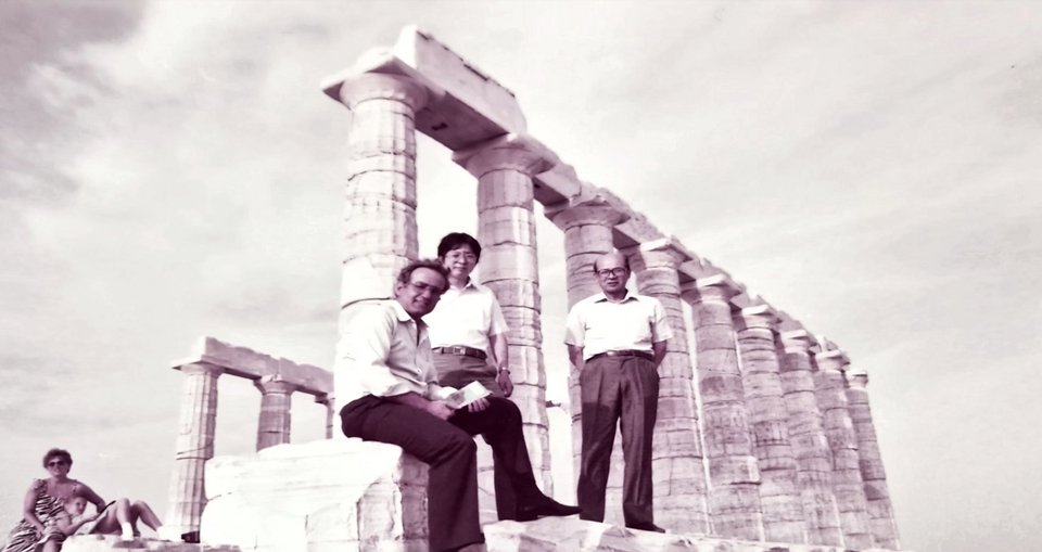 Μια από τις φωτογραφίες που έπαιξαν στο βίντεο του Στέφανου Κασσελάκη την ώρα που διηγούνταν την άνοδο και την πτώση της εταιρείας του πατέρα του