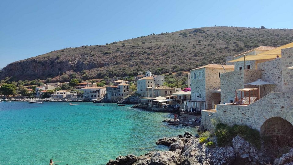 Η θάλασσα και τα πέτρινα σπίτια στο Λιμένι