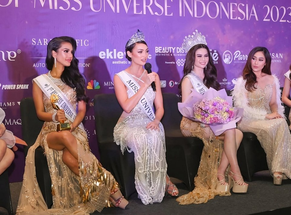 Διαγωνιζόμενες στα καλλιστεία Miss Universe Indonesia 2023 σε πρόσφατη συνέντευξη Τύπου μετά την ανάδειξη της καλλονής που θα εκπροσωπήσει την Ινδονησία στο διαγωνισμό "Μις Υφήλιος" στο Ελ Σαλβαδόρ στα τέλη του έτους / Φωτογραφία:Instagram/@missuniverse_id