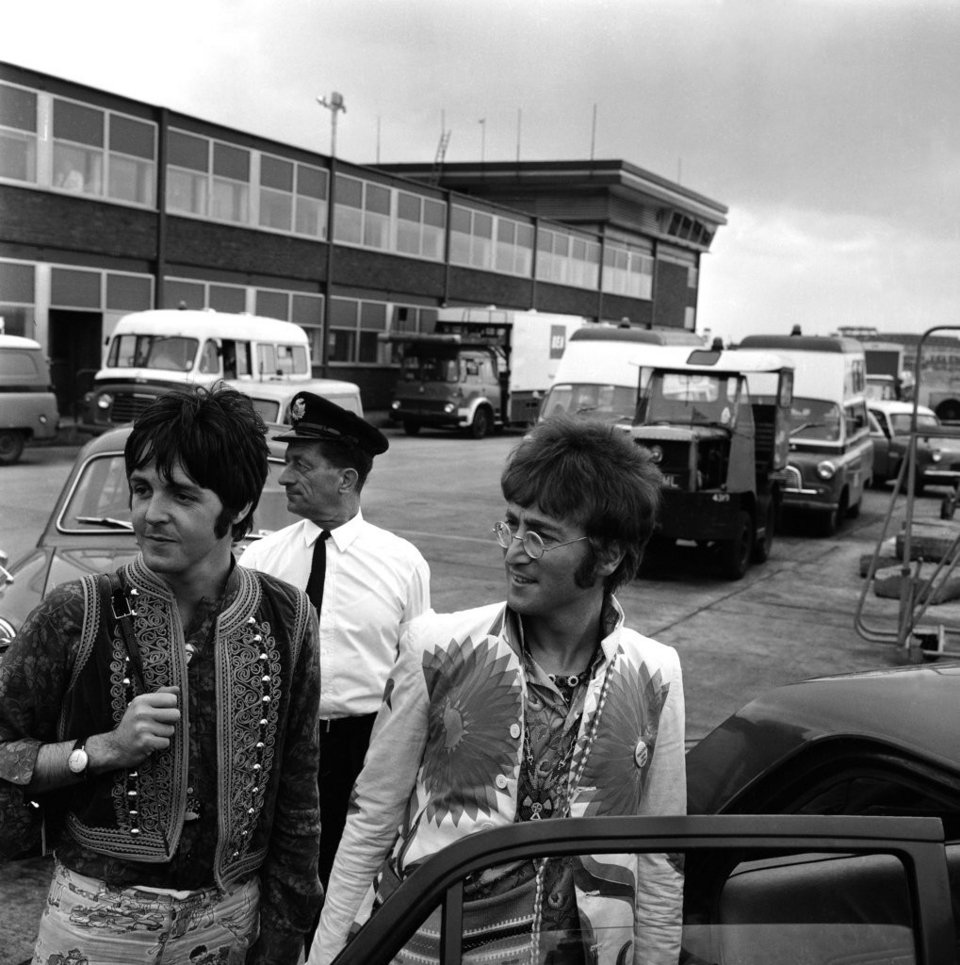 Τα μέλη των Beatles Paul McCartney και John Lennon κατά την άφιξή τους στο αεροδρόμιο Heathrow στο Λονδίνο, από την Αθήνα, στις 31 Ιουλίου 1967.