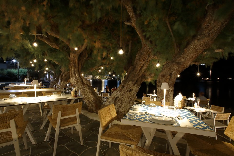 Τα τραπέζια του Alyelo κάτω από τα αλμυρίκια του Φάρου, στη Σίφνο. 