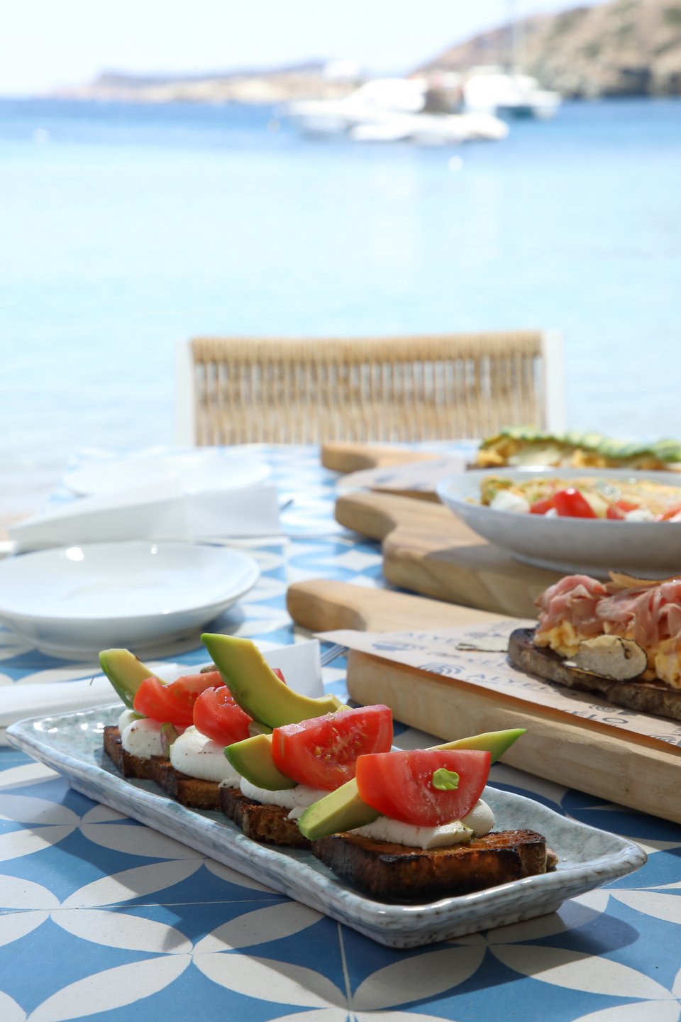 Από τα τραπέζια του Alyelo μπορεί κάποιος να απολαμβάνει το υπέροχο μπλε του Αιγαίου.