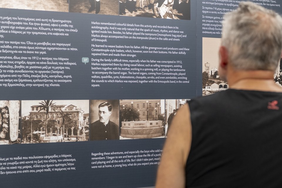 Μεσα στο μουσείο Βαμβακάρη στη Σύρο