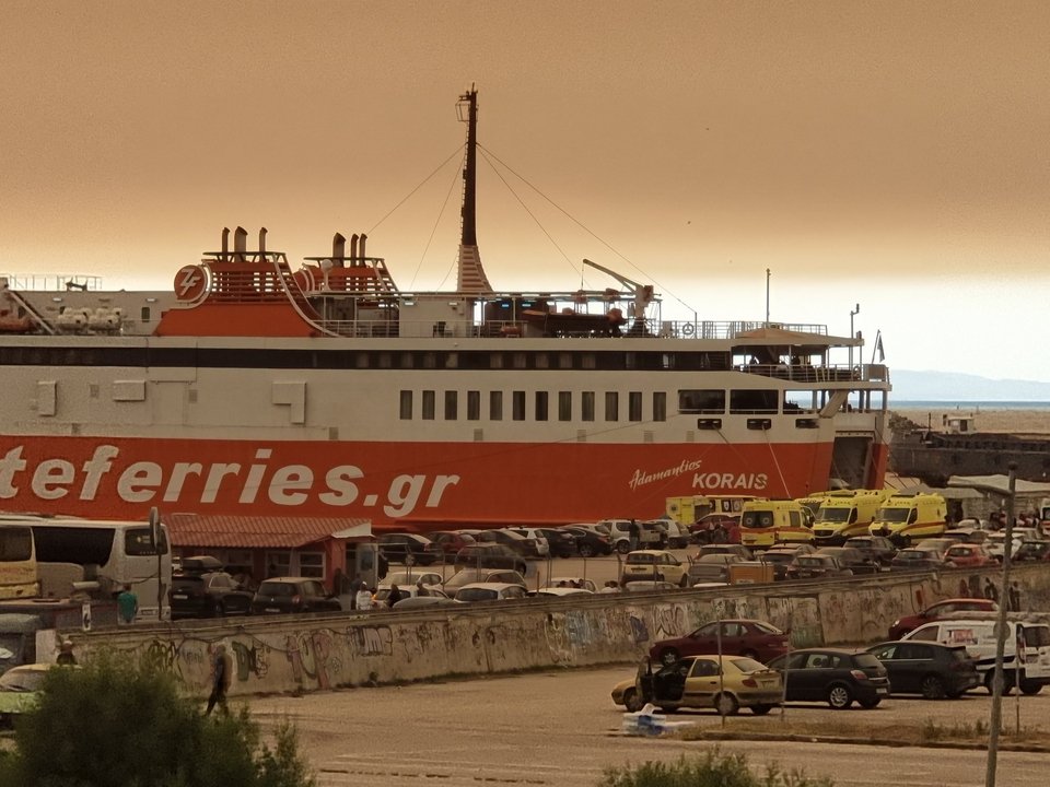 Το πλοίο «Αδαμάντιος Κοραής» που αναχώρησε με τους ασθενείς που εκκενώθηκαν από το νοσοκομείο Αλεξανδρούπολης / pameevro.gr