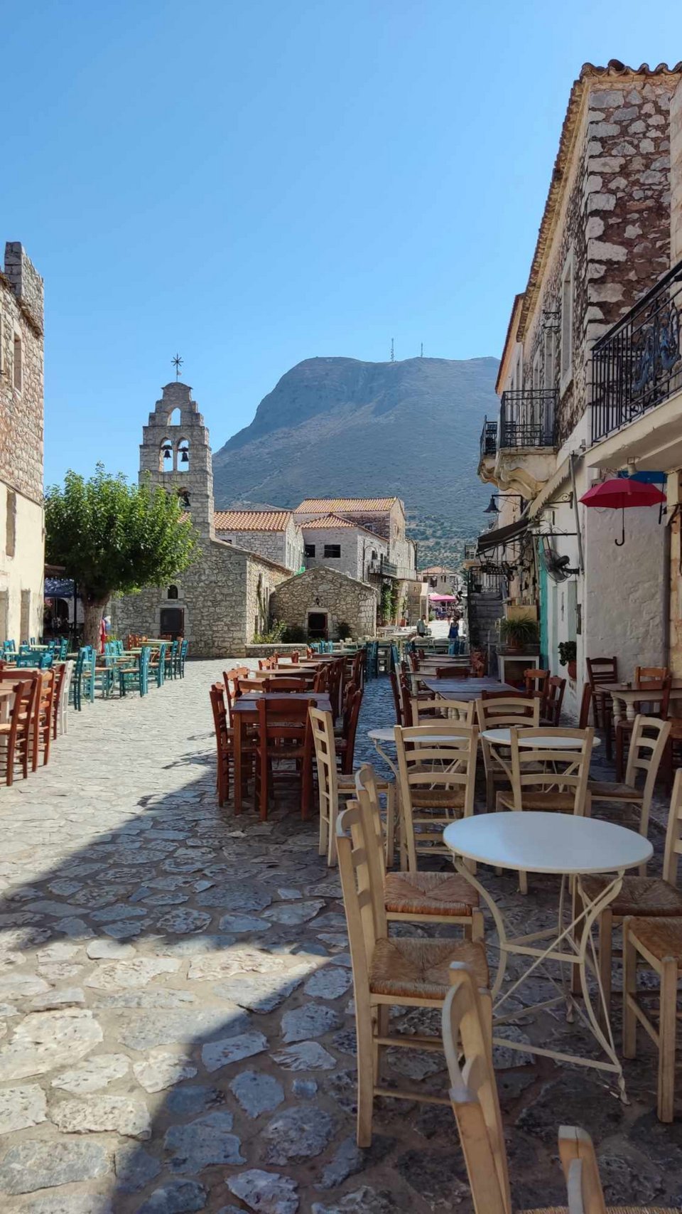 Ο κεντρικός πλακόστρωτος δρόμος στην Αρεόπολη