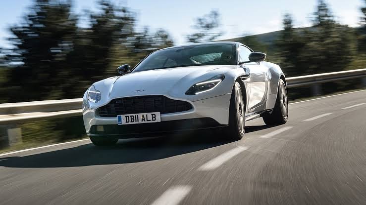 Μια Aston Martin DB11 που βρισκόταν στο φορτίο που κατέληξε στο οδόστρωμα / Φωτογραφία: X