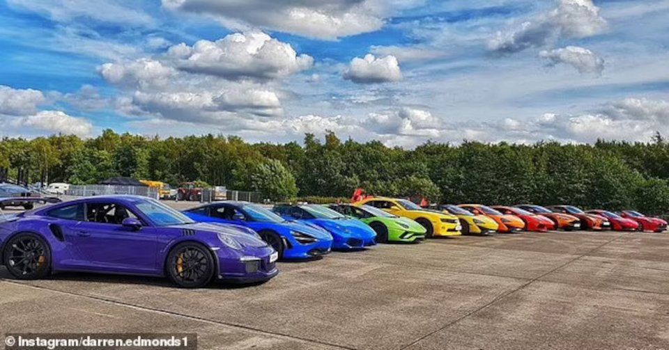 Αυτοκίνητα που διαθέτει η εταιρεία Everyman Motor Racing στην οποία εργάζεται ο «ήρωας», όπως τον αποκάλεσε και η ίδια η εταιρεία, οδηγός / Φωτογραφία: Instagram