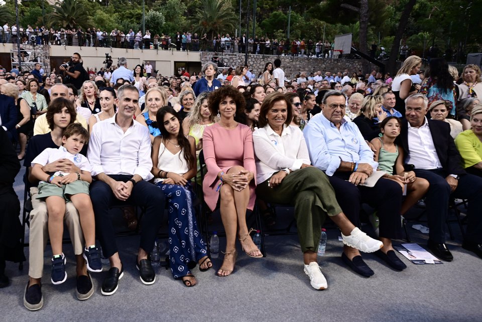 Μπακογιάννης, Ντόρα Μπακογιαννη, Κουβελος και Βορίδης στην πρώτη σειρά με τα παιδιά τους