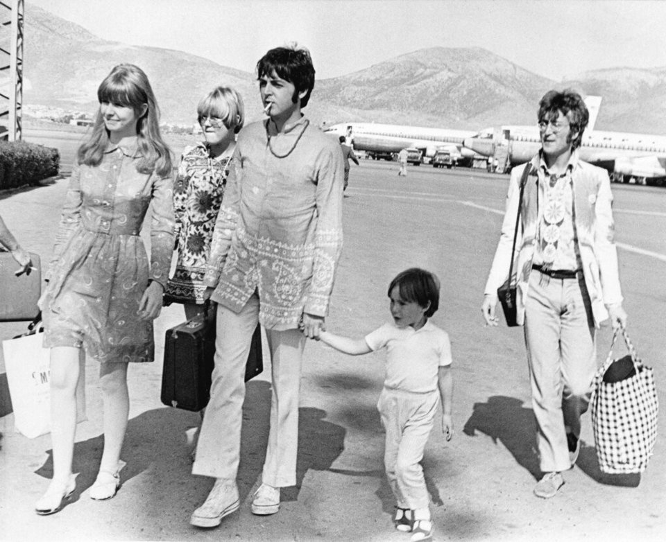 Ο John Lennon, δεξιά, και ο Paul McCartney, κρατώντας το χέρι του Julian Lennon, περπατούν με την ηθοποιό Jane Ashre μετά την άφιξή τους στην Αθήνα, Ελλάδα στις 22 Ιουλίου 1967
