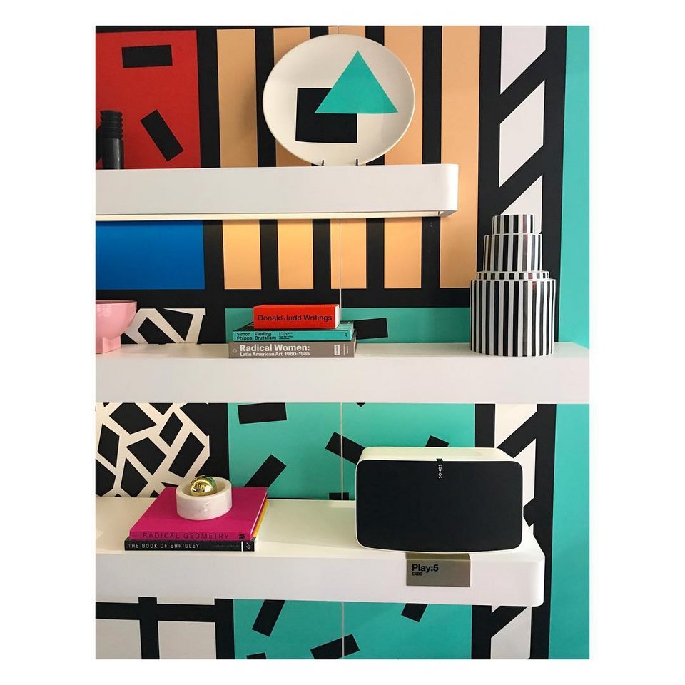 Ο τοίχος είναι επενδυμένος με μια ταπετσαρία σχεδιασμένη από την Camille Walala / Φωτογραφία: camillewalala/Instagram