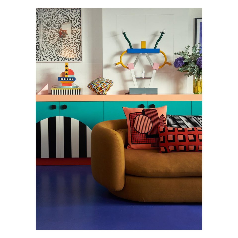 Ντουλάπια, μπουφέδες, αποθηκεθτικά έπιπλα έχουν κατασυαστεί από ξυλουργό με MDF και έχουν βαφτεί ή τυπωθεί με σχέδια της Camille Walala / Φωτογραφία: camillewalala/Instagram