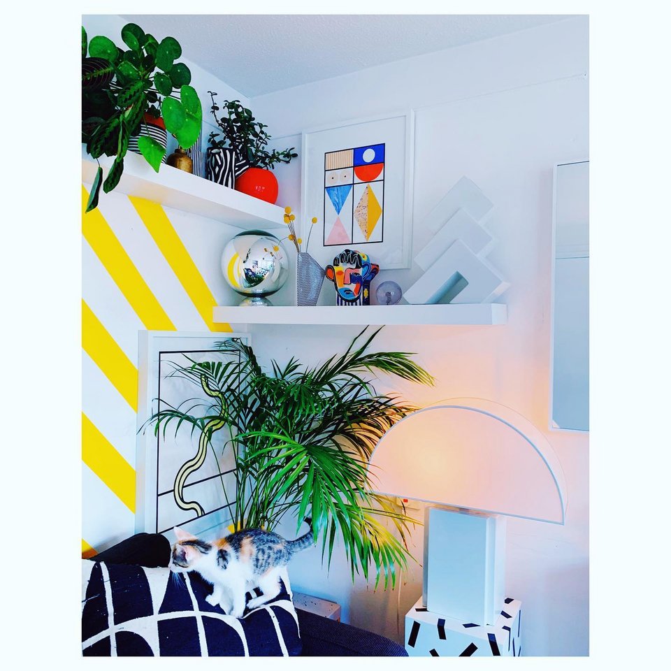 Μια μικρή φωτεινή γωνιά στο ατελιέ: ακόμα και το λευκό όπου υπάρχει γίνεται καμβάς που θα αναδείξει το ντιζάιν και το χρώμα  / Φωτογραφία: camillewalala/Instagram