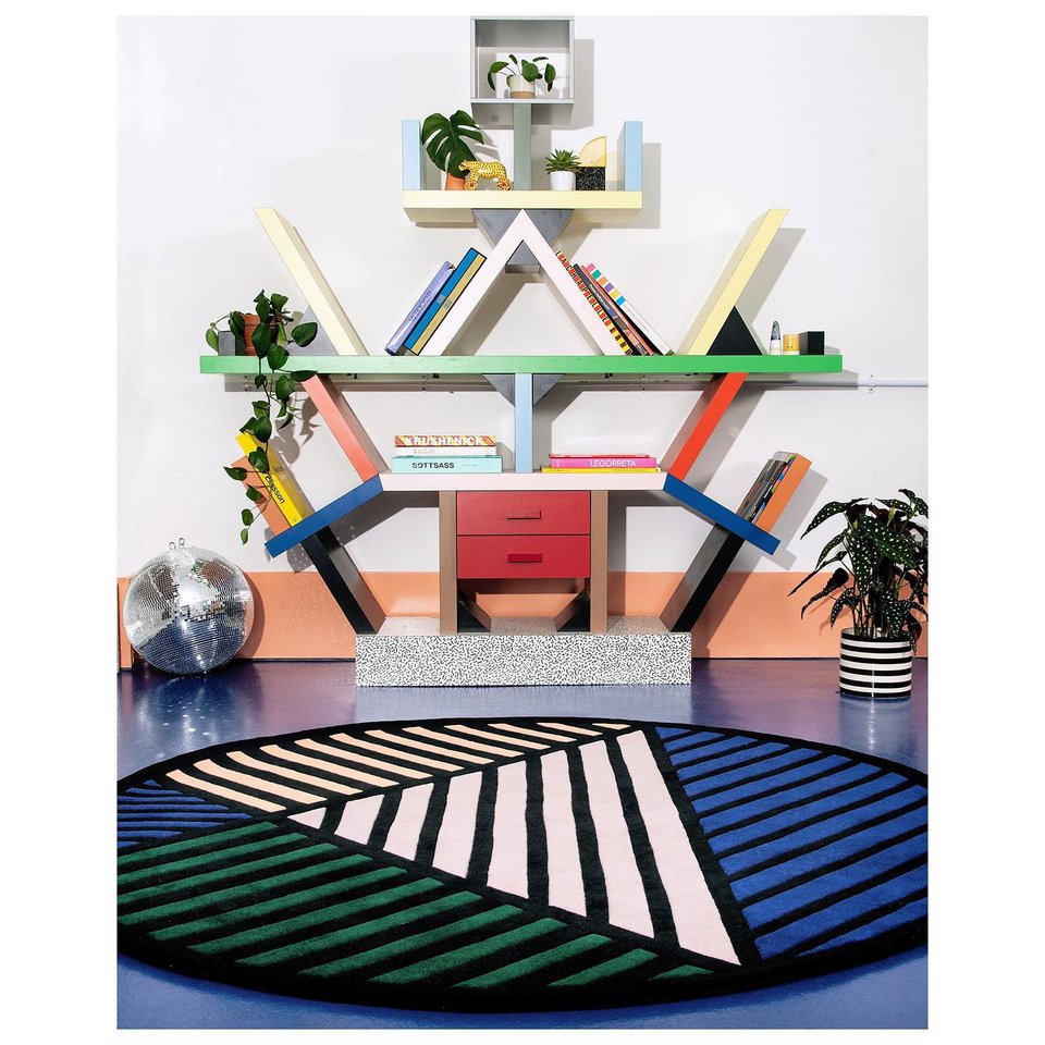Βιβλιοθήκη από το κίνημα Memphis και χαλί σχεδιασμένο από την Camille Walala / Φωτογραφία: camillewalala/Instagram