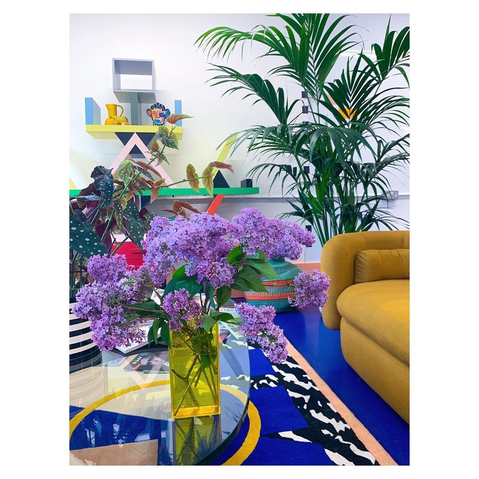 Το καθιστικό με το μπλε ηλεκτρίκ πάτωμα και τη βιβλιοθήκη από το κίνημα Memphis / Φωτογραφία: camillewalala/Instagram