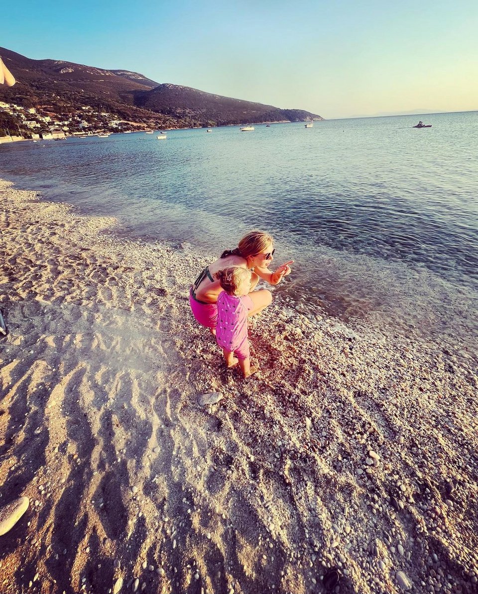 H Κάρι Τζόνσον με την ενός έτους κόρη της