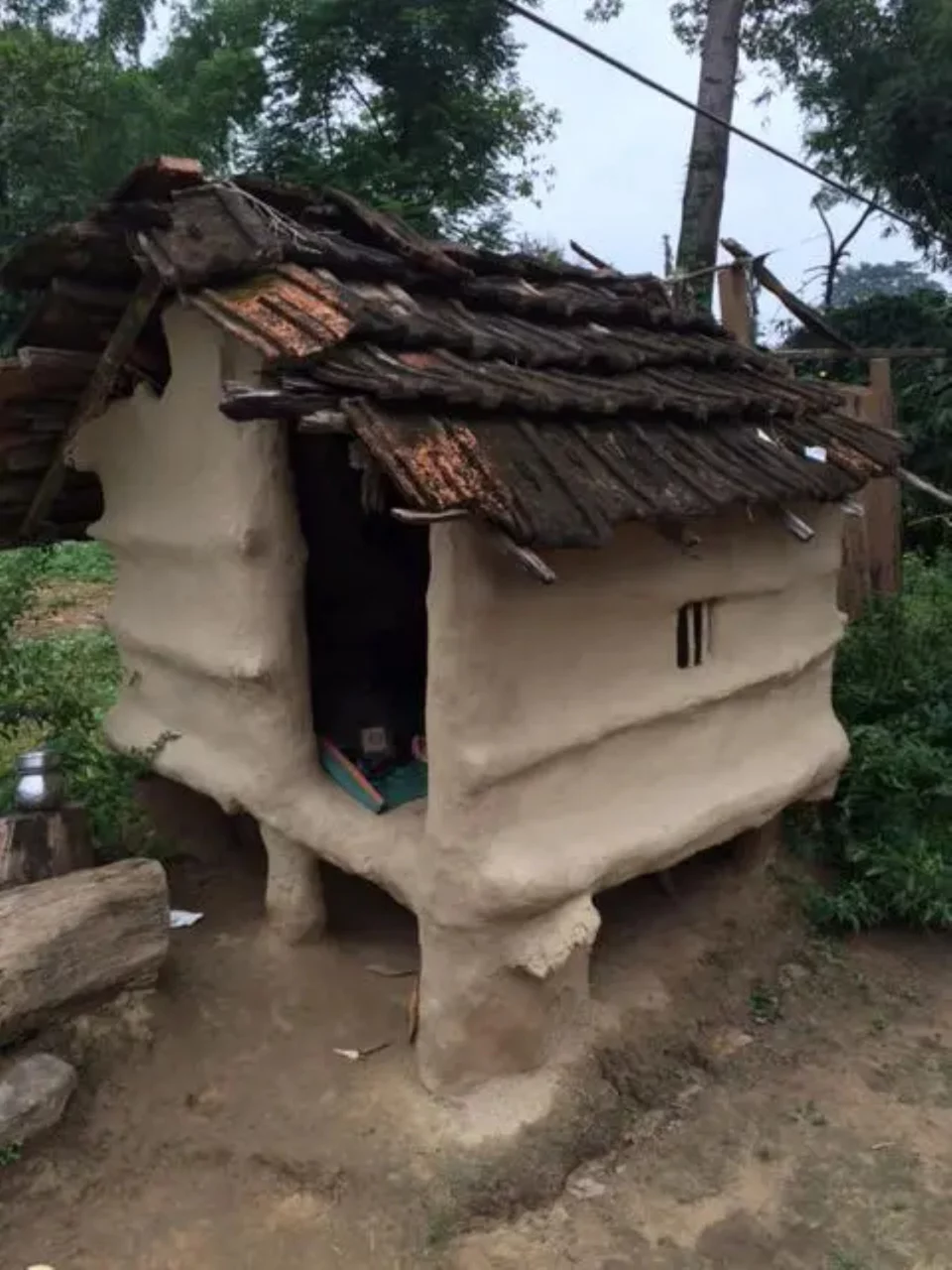 Μία καλύβα που χρησιμοποιείται για το chhaupadi σε αυλή σπιτιού στο Νεπάλ