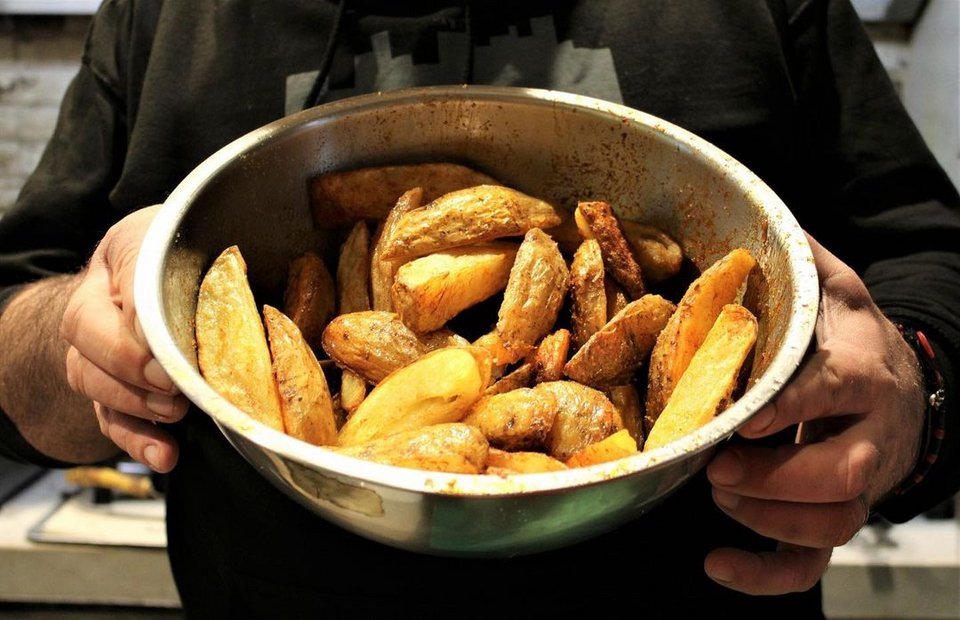 Για πατάτες τηγανητές στο Cookoomela grill στα Εξάρχεια / Φωτογραφία: cookoomelagrill/Instagram