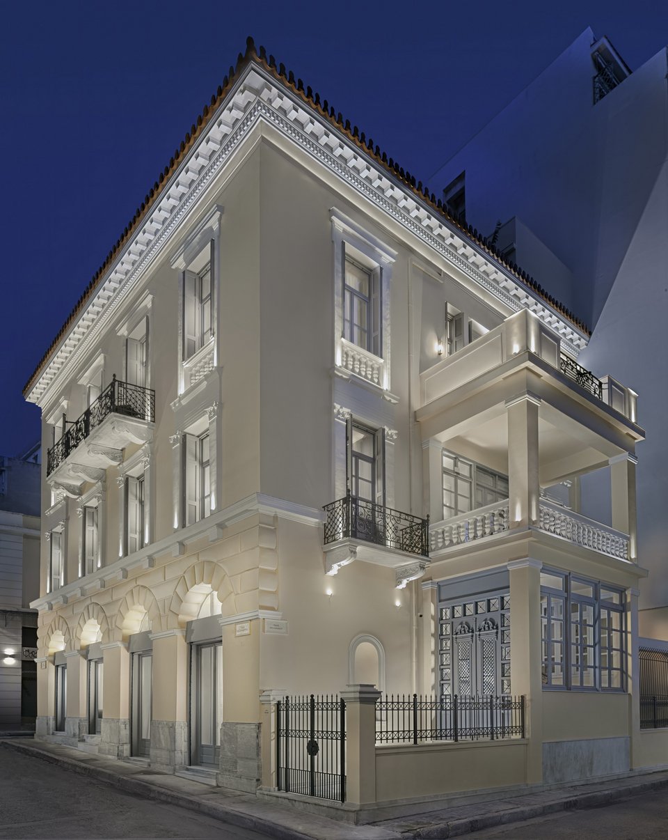 Η εξωτερική όψη του νεοκλασικού κτιρίου.