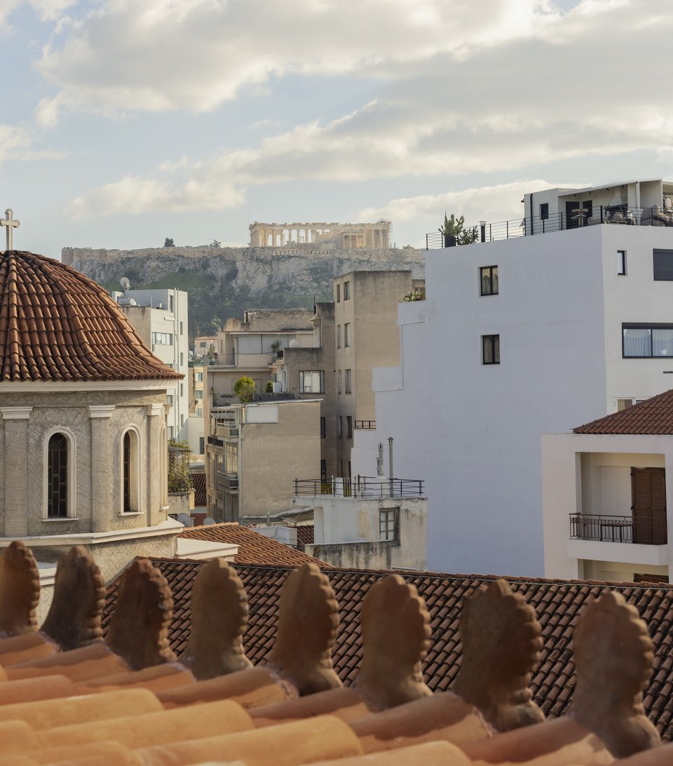Τα ακροκέραμα του Monument και στο βάθος η Ακρόπολη.
