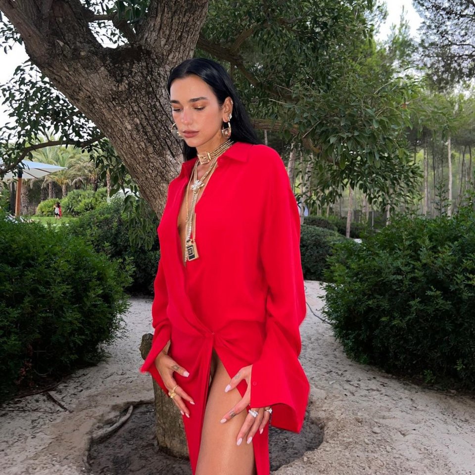 Η Dua Lipa με κόκκινο, σέξι φόρεμα