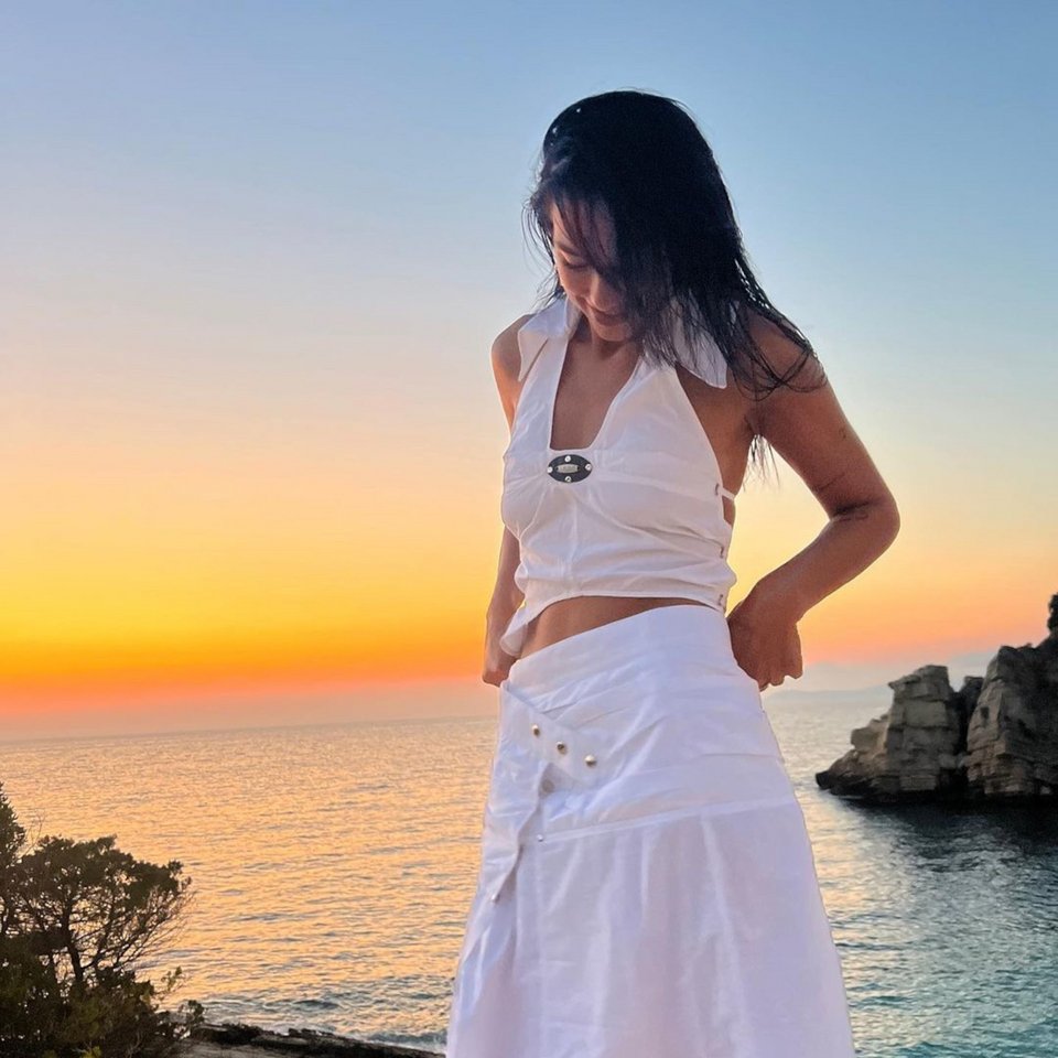 Η Dua Lipa με φόντο το ηλιοβασίλεμα στην Αλβανία