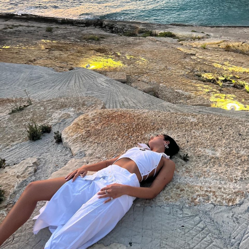 Η Dua Lipa ξαπλωμένη στα βράχια στην Αλβανία