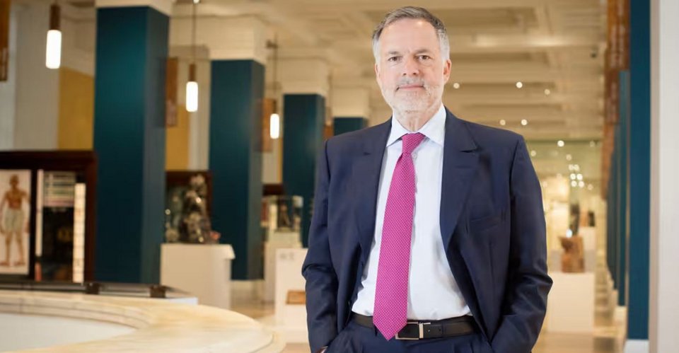 Ο διευθυντής του Βρετανικού Μουσείου Hartwig Fischer που παριατήθηκε στο βάρος του σκανδάλου.