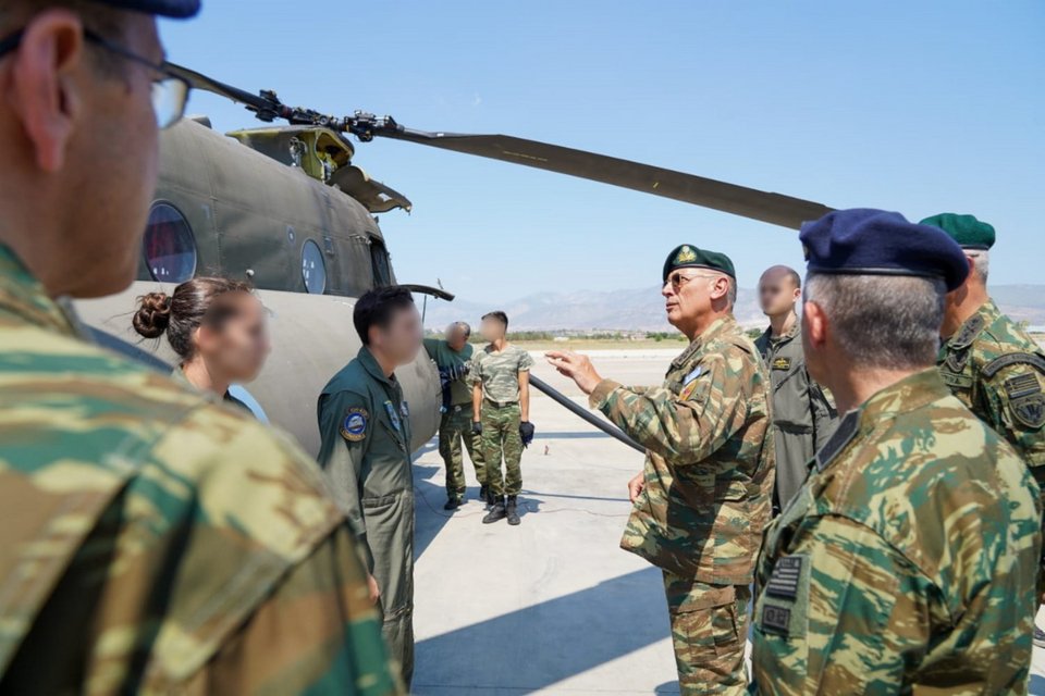 Επίσκεψη του Α/ΓΕΕΘΑ στο 2ο Συγκρότημα Αεροπορίας Στρατού στην Πάχη Μεγάρων/ Φωτογραφία ΓΡ. ΤΥΠΟΥ ΓΕΕΘΑ / EUROKINISS