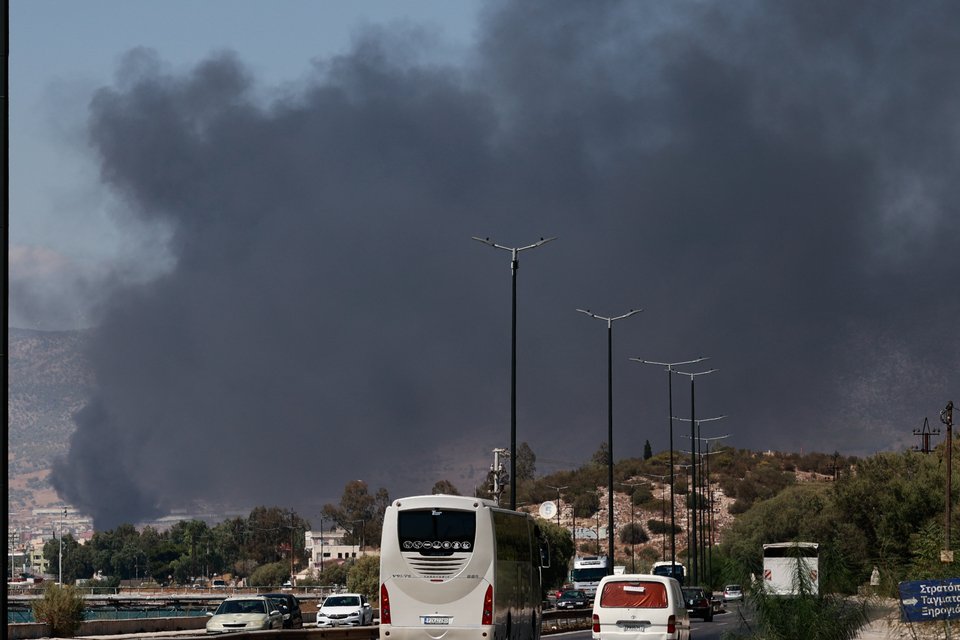 Η φωτιά στη μάντρα αυτοκινήτων στον Ασπρόπυργο /Eurokinissi