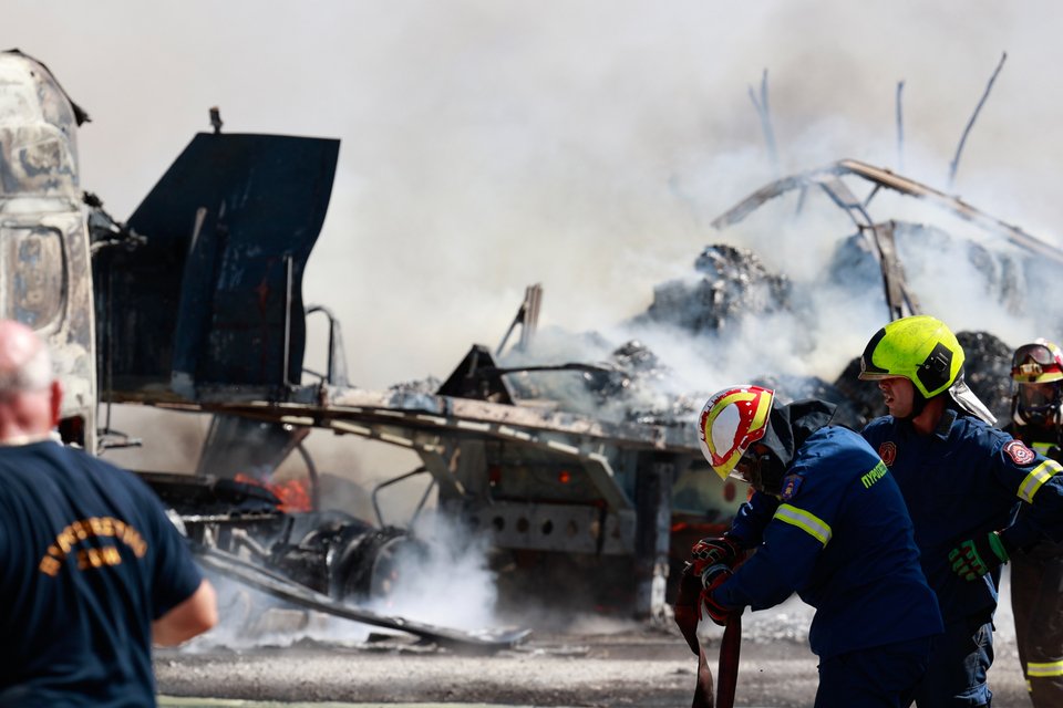 Η φωτιά στη μάντρα αυτοκινήτων στον Ασπρόπυργο / Eurokinissi