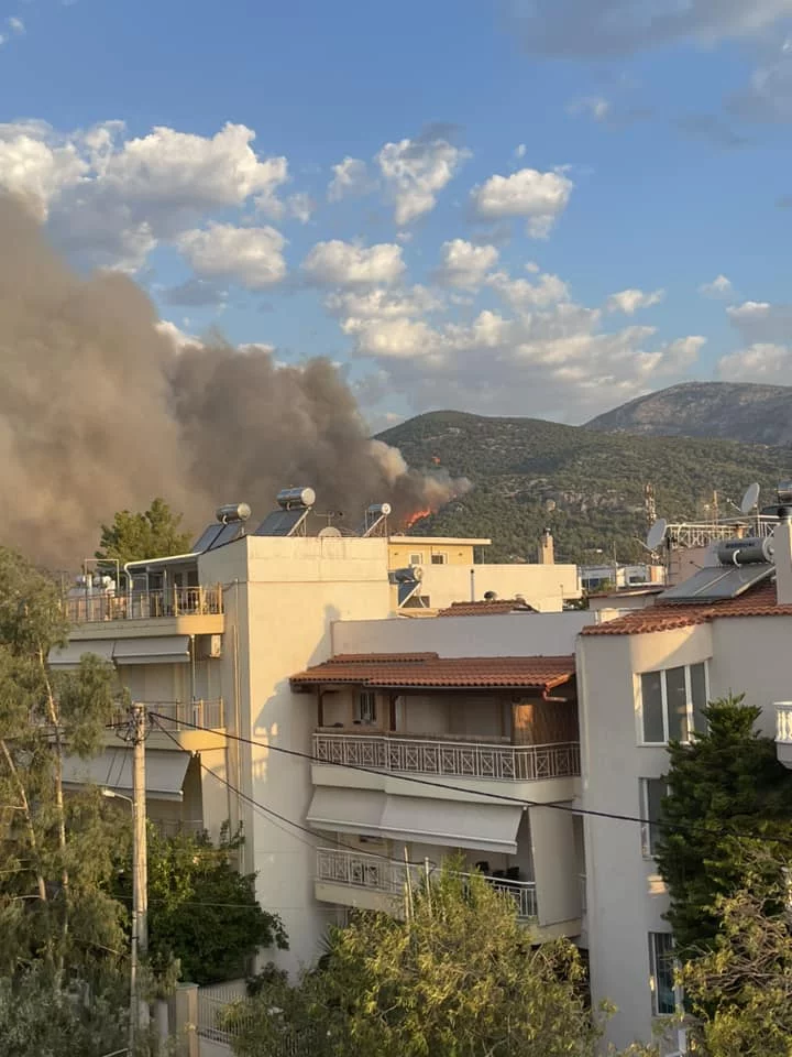 Incendiul din Parnitha este aproape de case