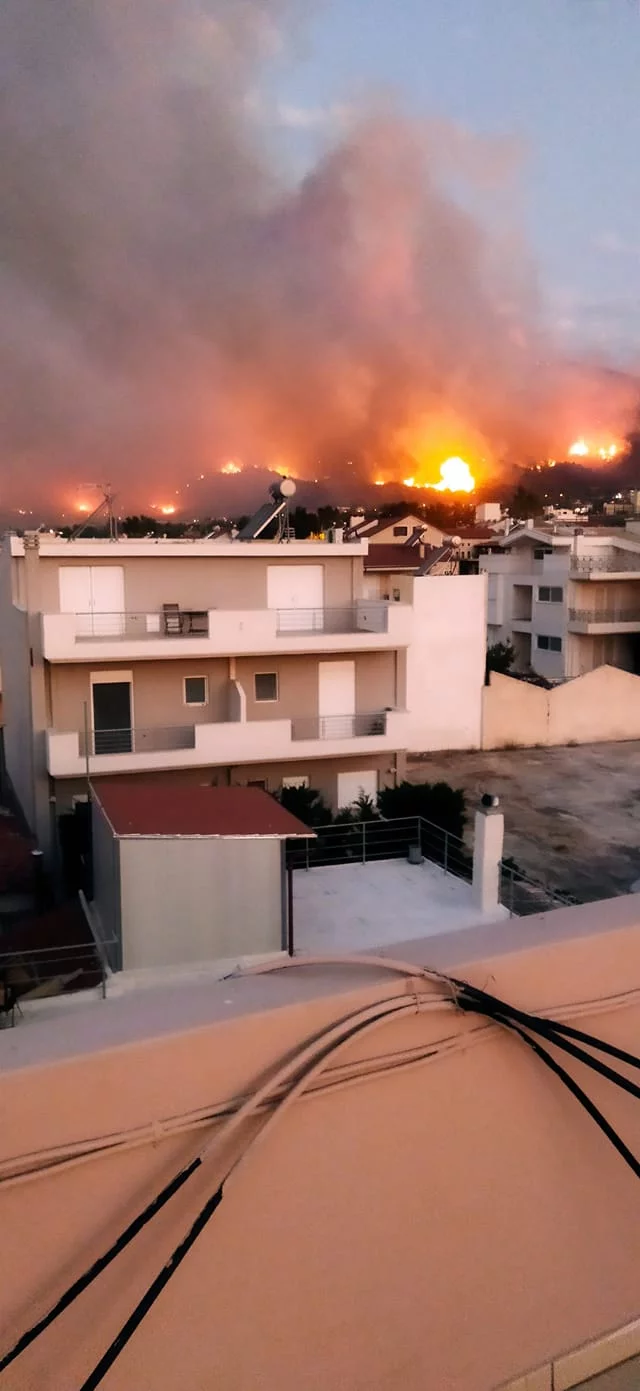 Incendiul din Menidi este la o suflare departe de case