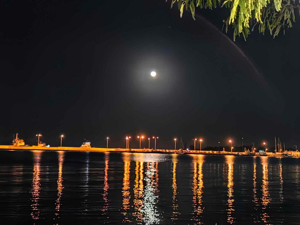 Η πανσέληνος του Αυγούστου πάνω από το λιμάνι του Γυθείου