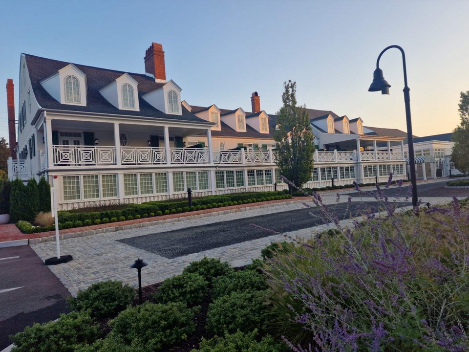 Το ξενοδοχείο Canoe Place In. Εκεί έμιεναν οι καλεσμένοι 