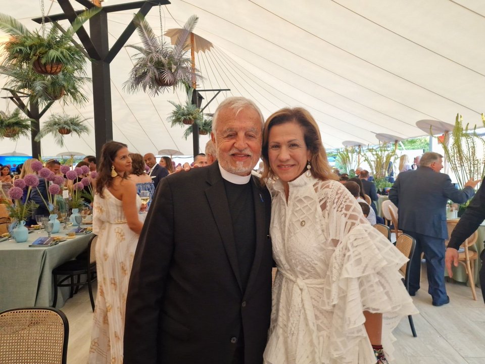 Ο father Alex με την Γωγώ Αθανασοπούλου