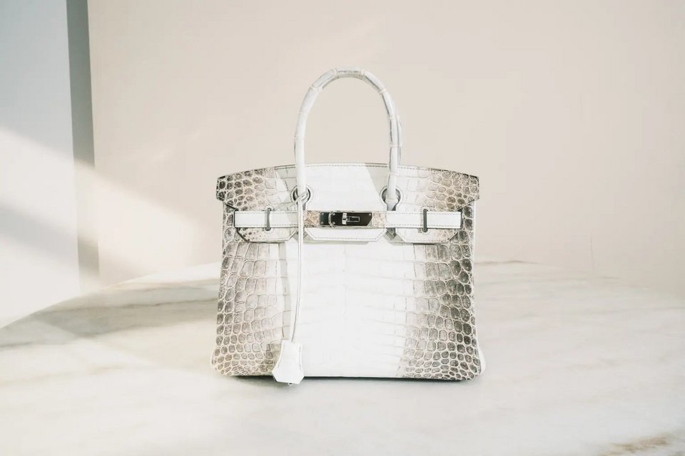Μια τσάντα Hermès Himalaya Birkin μπορεί να κοστίσει από 100.000 έως 500.000 δολάρια στην αγορά μεταπώλησης.
