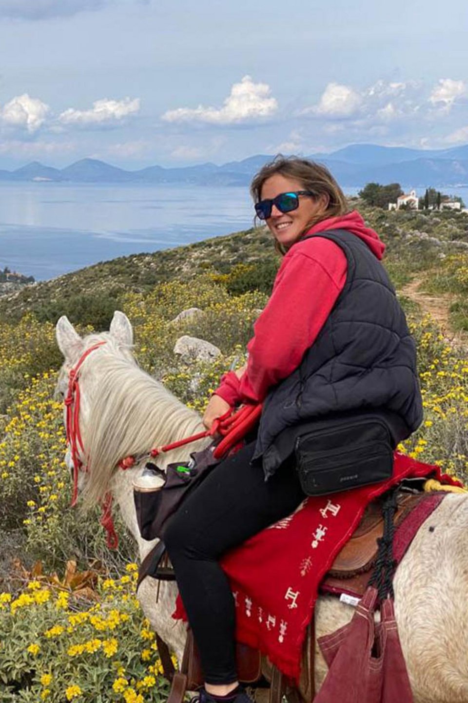 «Η Ύδρα είναι ένα νησί που πραγματικά σε ταξιδεύει πίσω στο χρόνο», λέει η κάτοικος της περιοχής Harriet Jarman.