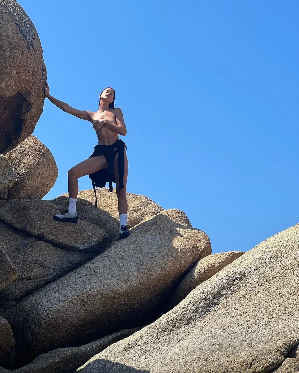 H Ιρίνα Σάικ γυμνόστηθη στα βράχια