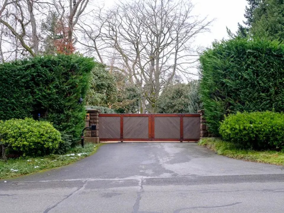 Η είσοδος στην έπαυλη του Τζεφ Μπέζος στη Μεντίνα της Ουάσιγκτον