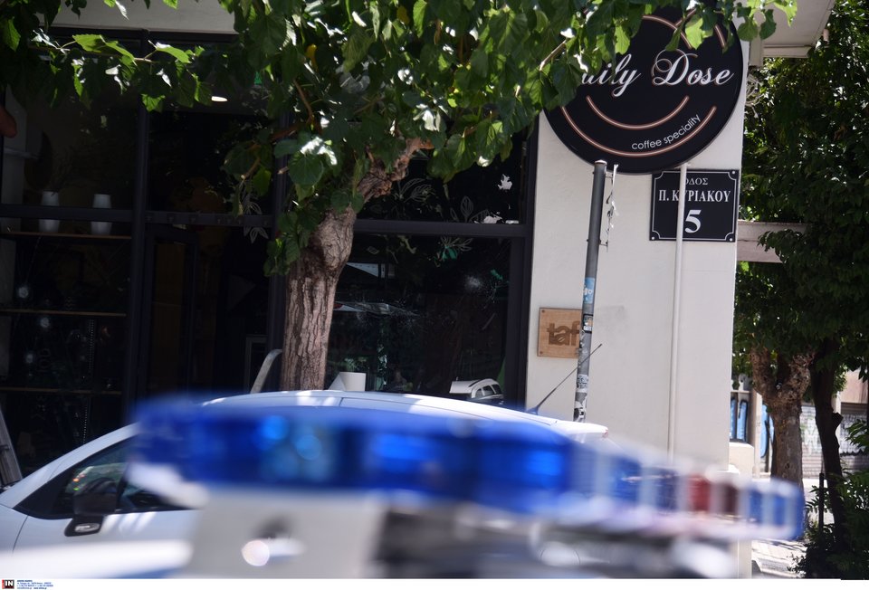 Το καφέ στους Αμπελόκηπους που έσπασαν οι άγνωστοι με τα μηχανάκια /Intime