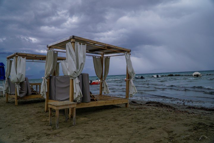 Η κακοκαιρία Petar πάνω από τις παραλίες της Κέρκυρας - Φωτογραφία: ΓΙΩΡΓΟΣ ΚΟΝΤΑΡΙΝΗΣ/ EUROKINISSI