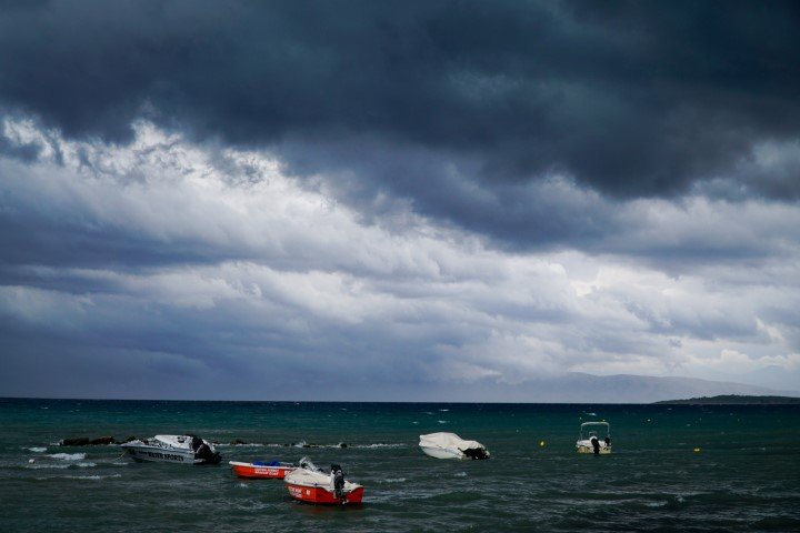 Η κακοκαιρία Petar πάνω από τις παραλίες της Κέρκυρας - Φωτογραφία: ΓΙΩΡΓΟΣ ΚΟΝΤΑΡΙΝΗΣ/ EUROKINISSI