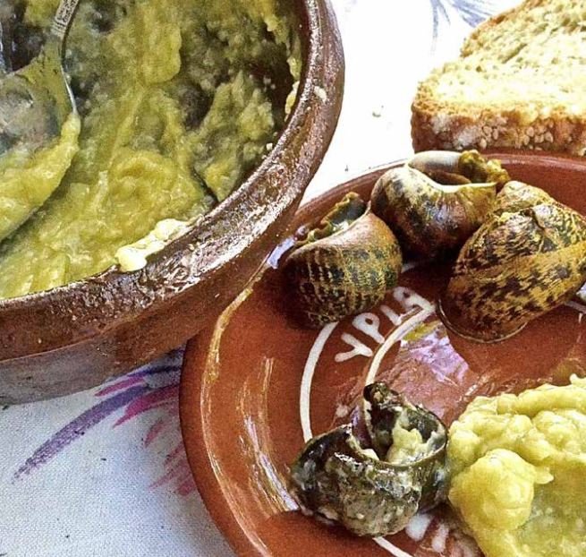 Καράβολοι με σκορδαλιά. Πουθενά αλλού δεν θα συναντήσετε αυτό το έδεσμα, με αυτή την παρασκευή. τον τρόπο και τον κόπο, παρά μόνο στις Λεύκες της Πάρου